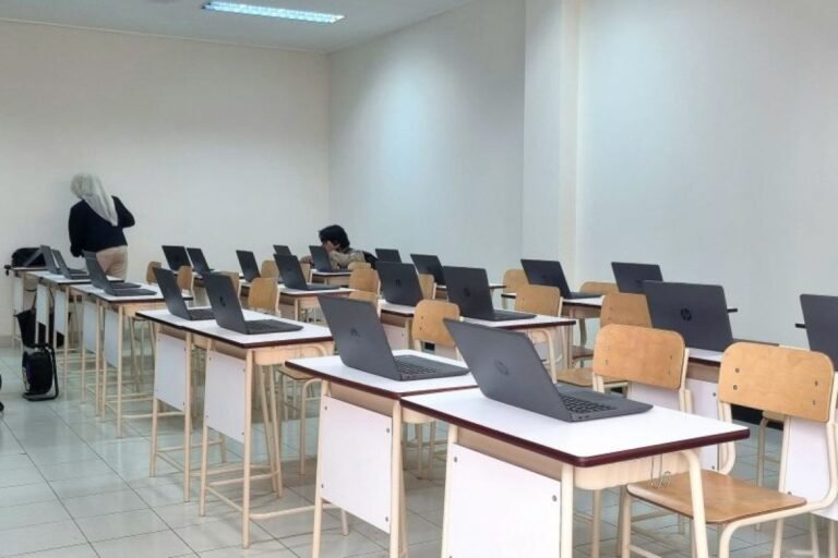 Pemerintah Sediakan Ribuan Laptop Dukung Kegiatan Belajar Mengajar Sekolah Rakyat