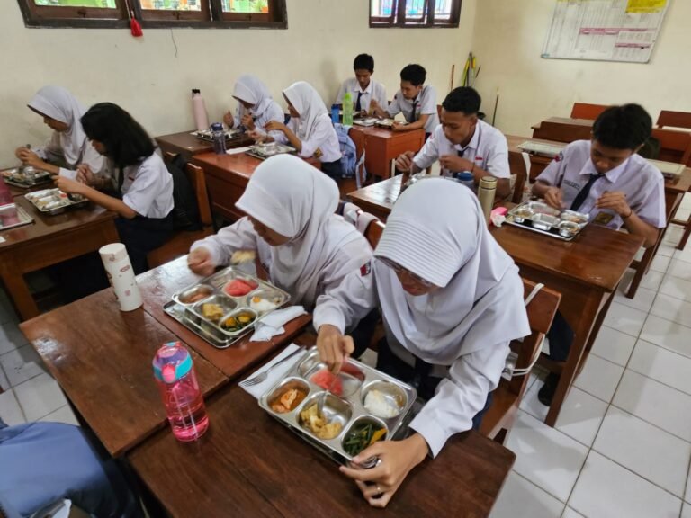 Tahun Pertama Pragib: Program Makan Bergizi Gratis Tingkatkan Gizi Anak dan Stimulasi Ekonomi Desa